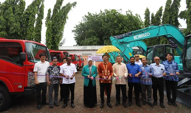 FOTO BERSAMA – Konjen Furugori bersama Ketua Pembina Yayasan Sekolah Laboratorium Syiah Kuala Prof Marwan, Wakil Rektor bidang Kemahasiswaan dan Kewirausahaan Dr. Rina Suryani Oktari, Ketua Pelaksana Bidang Penanggulangan Bencana Aceh Bahron Bakti, dan CEO Trans Continent Ismail Rasyid, selaku vendor pengadaan alat berat, di depan salah satu unit eskavator bantuan Hibah Pemerintah Jepang, di Sekolah Laboratorium Syiah Kuala, Banda Aceh, Rabu (1/7/2026).