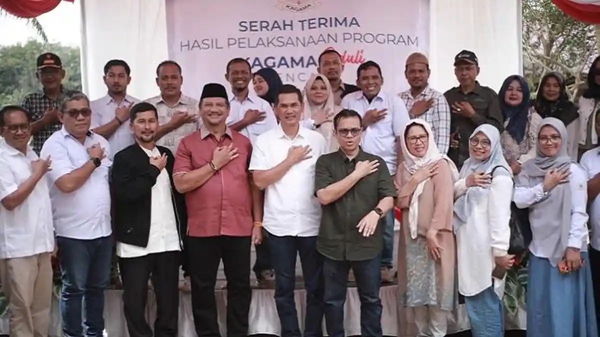 FOTO BERSAMA - Sekretaris Daerah (Sekda) Aceh M. Nasir, bersama Wakil Menteri Komunikasi dan Digital yang juga Sekjen PP KAGAMA, Nezar Patria, Rektor UGM Prof. dr. Ova Emilia, Ph.D., Bupati Aceh Tamiang Armia Fahmi, dan jajaran KAGAMA dan Forkopimda berfoto bersama usai menyerahkan secara simbolis 26 unit hunian sementara (huntara) bagi korban bencana hidrometeorologi di Desa Sekumur, Kecamatan Sekerak, Kabupaten Aceh Tamiang, Minggu (5/7/2026). FOTO BERSAMA - Sekretaris Daerah (Sekda) Aceh M. Nasir, bersama Wakil Menteri Komunikasi dan Digital yang juga Sekjen PP KAGAMA, Nezar Patria, Rektor UGM Prof. dr. Ova Emilia, Ph.D., Bupati Aceh Tamiang Armia Fahmi, dan jajaran KAGAMA dan Forkopimda berfoto bersama usai menyerahkan secara simbolis 26 unit hunian sementara (huntara) bagi korban bencana hidrometeorologi di Desa Sekumur, Kecamatan Sekerak, Kabupaten Aceh Tamiang, Minggu (5/7/2026).