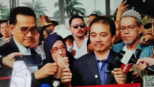 ROY MENANG PRAPERADILAN - Pengadilan Negeri Jakarta Selatan mengabulkan sebagian gugatan praperadilan yang diajukan Roy Suryo terkait penanganan perkara dugaan fitnah dan penyebaran berita bohong dalam kasus tudingan ijazah Presiden ke-7 RI Joko Widodo (Jokowi). Dalam sidang putusan yang digelar Selasa (7/7/2026), hakim tunggal I Ketut Darpawan menyatakan penggeledahan, penangkapan, dan penahanan terhadap Roy Suryo tidak sah. ROY MENANG PRAPERADILAN - Pengadilan Negeri Jakarta Selatan mengabulkan sebagian gugatan praperadilan yang diajukan Roy Suryo terkait penanganan perkara dugaan fitnah dan penyebaran berita bohong dalam kasus tudingan ijazah Presiden ke-7 RI Joko Widodo (Jokowi). Dalam sidang putusan yang digelar Selasa (7/7/2026), hakim tunggal I Ketut Darpawan menyatakan penggeledahan, penangkapan, dan penahanan terhadap Roy Suryo tidak sah.