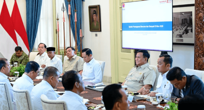 Presiden Prabowo Subianto menggelar rapat terbatas mengenai kesiapan pemerintah hadapi kemarau dan El Nino bersama sejumlah anggota Kabinet Merah Putih di Istana Merdeka, Jakarta, Selasa (28/7/2026). Foto: BPMI Setpres