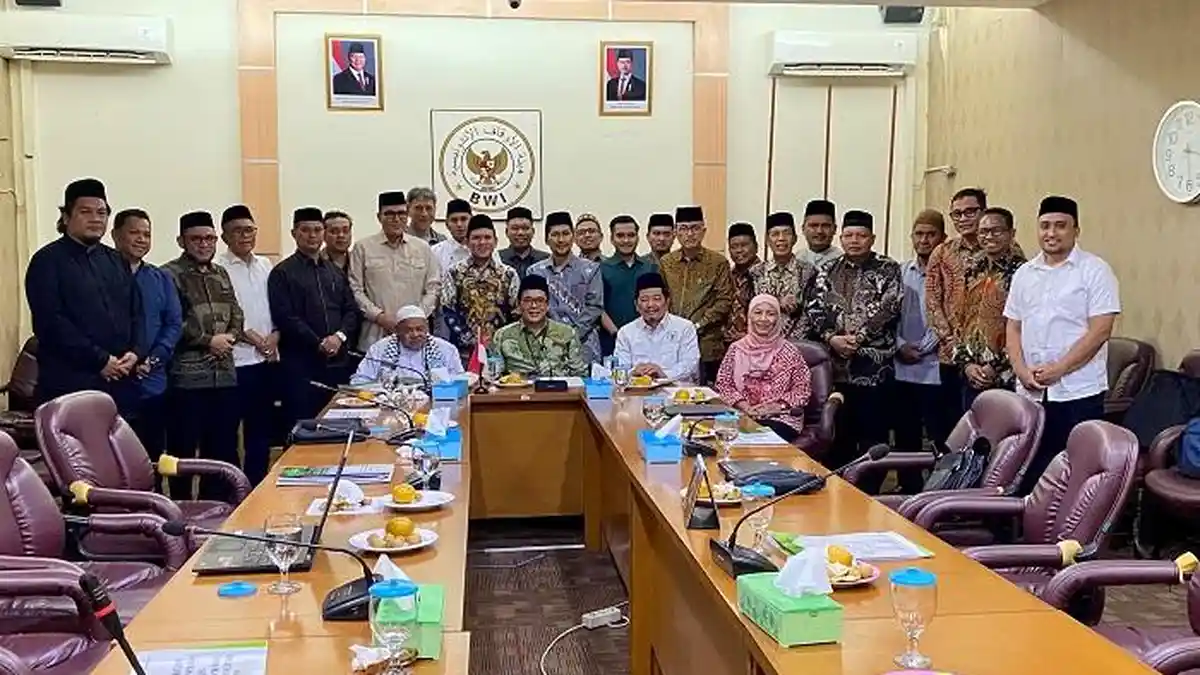 WAGUB KUNJUNGI BWI – Rombongan Wakil Gubernur (Wagub) Aceh, Fadhlullah bersama jajaran Pemerintah Aceh, serta para ulama Aceh, melakukan kunjungan silaturahmi ke Kantor BWI Pusat di Jakarta, Kamis (23/7/2026). Dalam kunjungan itu, rombongan Wagub disambut Wakil Ketua BWI Pusat, Dr Tatang Astarudin.