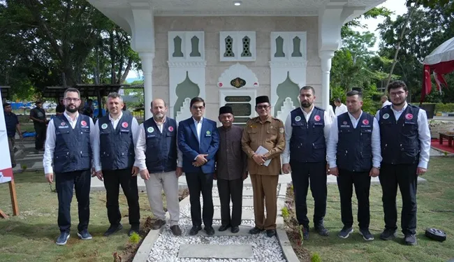 PERESMIAN ANJUNGAN AIR MINUM – Rektor UIN Ar-Raniry, Prof Dr Mujiburrahman MAg, bersama anggota Dewan Pengawas Yayasan Es-Seyyid Osman Hulusi Efendi, Ali Gençal, meresmikan Anjungan Air Minum Sayyid Osman Hulusi Efendi Hazretleri di Kampus UIN Ar-Raniry, Banda Aceh, Selasa (30/6/2026). PERESMIAN ANJUNGAN AIR MINUM – Rektor UIN Ar-Raniry, Prof Dr Mujiburrahman MAg, bersama anggota Dewan Pengawas Yayasan Es-Seyyid Osman Hulusi Efendi, Ali Gençal, meresmikan Anjungan Air Minum Sayyid Osman Hulusi Efendi Hazretleri di Kampus UIN Ar-Raniry, Banda Aceh, Selasa (30/6/2026).
