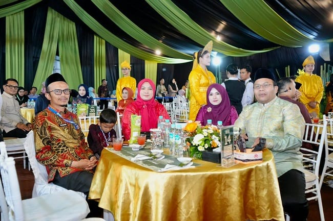 BERBINCANG - Wali Kota Sabang, Zulkifli H. Adam (kanan), bersama Ketua TP PKK Kota Sabang, Nuri Farisal, berbincang dengan Wali Kota Subulussalam, H. Rasyid Bancin (kiri), di sela-sela Gala Dinner Rapat Kerja Nasional (Rakernas) XVIII Asosiasi Pemerintah Kota Seluruh Indonesia (APEKSI) di Kota Medan, Selasa (1/7/2026) malam. Pertemuan tersebut menjadi ajang mempererat silaturahmi sekaligus memperkuat jejaring kerja sama antarpemerintah kota. Dok. Pemko Sabang. BERBINCANG - Wali Kota Sabang, Zulkifli H. Adam (kanan), bersama Ketua TP PKK Kota Sabang, Nuri Farisal, berbincang dengan Wali Kota Subulussalam, H. Rasyid Bancin (kiri), di sela-sela Gala Dinner Rapat Kerja Nasional (Rakernas) XVIII Asosiasi Pemerintah Kota Seluruh Indonesia (APEKSI) di Kota Medan, Selasa (1/7/2026) malam. Pertemuan tersebut menjadi ajang mempererat silaturahmi sekaligus memperkuat jejaring kerja sama antarpemerintah kota. Dok. Pemko Sabang.