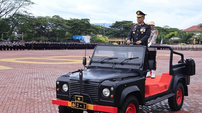 UPACARA HUT BHAYANGKARA — Wakapolda Aceh, Brigjen Pol. Ari Wahyu Widodo, saat bertindak sebagai Inspektur Upacara pada peringatan Hari Bhayangkara ke-80 Tahun 2026 yang digelar di Lapangan Mapolda Aceh, Rabu (1/7/2026).