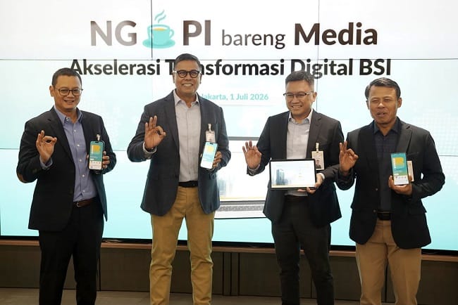 Direktur Utama BSI Anggoro Eko Cahyo (dua dari kiri) didampingi Direktur Information Technology (IT) Muharto Hadi Suprapto (tiga dari kiri), SEVP IT Development & Operations Saut Parulian Saragih (paling kiri) dan SEVP Digital Banking M. Misbahul Munir (paling kanan) menunjukan salah satu e-channel BYOND by BSI dan BEWIZE. FOTO/Humas BSI Direktur Utama BSI Anggoro Eko Cahyo (dua dari kiri) didampingi Direktur Information Technology (IT) Muharto Hadi Suprapto (tiga dari kiri), SEVP IT Development & Operations Saut Parulian Saragih (paling kiri) dan SEVP Digital Banking M. Misbahul Munir (paling kanan) menunjukan salah satu e-channel BYOND by BSI dan BEWIZE. FOTO/Humas BSI