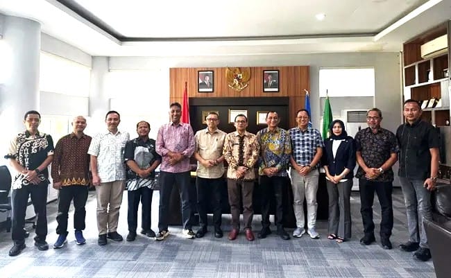 Rektor USK Prof. Mirza Tabrani menerima audiensi jajaran Pemerintah Aceh di Ruang Mini Rektor Universitas Syiah Kuala, Banda Aceh, Kamis, 2 Juli 2026. Dalam pertemuan tersebut, USK menyatakan dukungan penuh terhadap Program Pemagangan Nasional (PMN) 2026 atau Maganghub sebagai upaya menekan angka pengangguran di Aceh. Foto: Ist