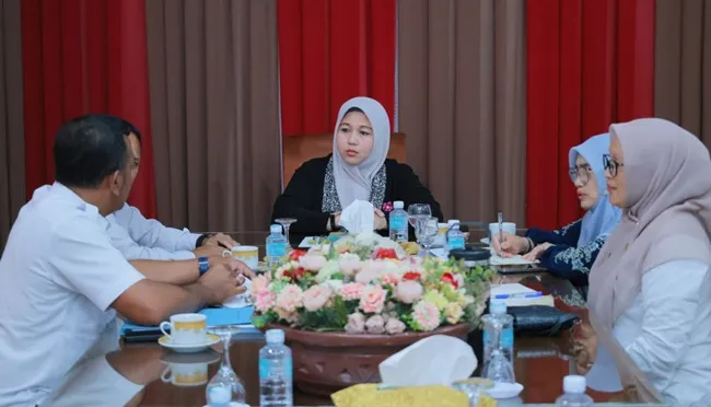 Bunda Literasi Kabupaten Aceh Besar Hj. Rita Mayasari menggelar rapat bersama Dinas Perpustakaan dan Kearsipan Aceh Besar guna mematangkan persiapan pelaksanaan Festival Literasi Aceh Besar Tahun 2026. Rapat berlangsung di Gedung Dekranasda Aceh Besar.