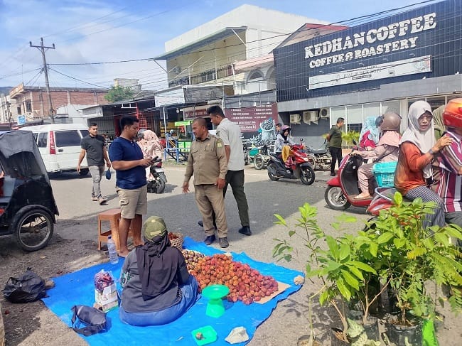 Satpol PP dan WH Aceh Besar menertibkan Pedagang Kaki Lima (PKL) yang berjualan di sepanjang badan jalan depan Pasar Ketapang, Kecamatan Darul Imarah, Kamis (2/7/2026) FOTO/MC ACEH BESAR