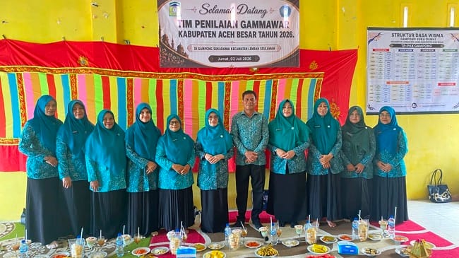 Foto bersama pada penilaian Gammawar dan Gelari Pelangi Tahun 2026 di Gampong Suka Damai, Kecamatan Lembah Seulawah, Kabupaten Aceh Besar, Jumat (3/7/2026). FOTO/ MC ACEH BESAR Foto bersama pada penilaian Gammawar dan Gelari Pelangi Tahun 2026 di Gampong Suka Damai, Kecamatan Lembah Seulawah, Kabupaten Aceh Besar, Jumat (3/7/2026). FOTO/ MC ACEH BESAR