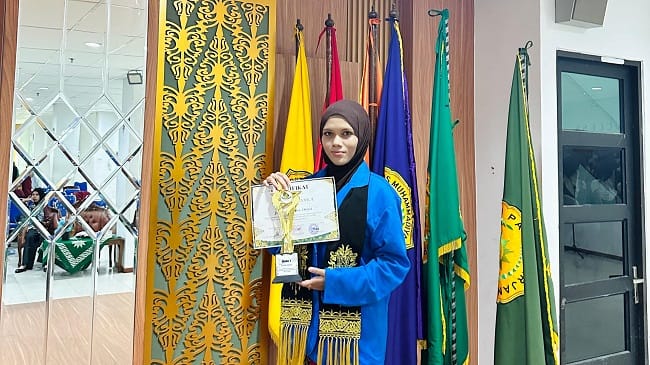 RAIH JUARA – Najwa Azzahra, mahasiswi PGMI Fakultas Tarbiyah dan Keguruan UIN Ar-Raniry Banda Aceh berhasil meraih Juara 1 Lomba Orasi pada Muswil X Ikatan Mahasiswa PGMI se-Indonesia (IMPI) Wilayah I Sumatera. Foto direkam beberapa waktu lalu.