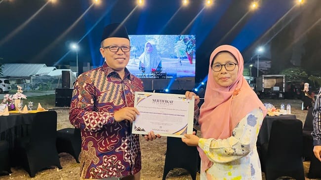 Foto: Kepala Pusat Studi Gender dan Anak (PSGA) UIN Ar-Raniry Banda Aceh, Nashriyah (tengah), menerima penghargaan Implementasi Perguruan Tinggi Responsif Gender (PTRG) Award III 2026 kategori Peringkat Utama pada penutupan Konsolidasi Nasional Kerja-Kerja PSGA PTKI se-Indonesia di Gedung Siber SBSN UIN Siber Syekh Nurjati Cirebon, Kamis (2/7/2026). Penghargaan tersebut menjadi pengakuan atas komitmen UIN Ar-Raniry dalam mewujudkan kampus yang aman, inklusif, dan responsif gender. Foto: Kepala Pusat Studi Gender dan Anak (PSGA) UIN Ar-Raniry Banda Aceh, Nashriyah (tengah), menerima penghargaan Implementasi Perguruan Tinggi Responsif Gender (PTRG) Award III 2026 kategori Peringkat Utama pada penutupan Konsolidasi Nasional Kerja-Kerja PSGA PTKI se-Indonesia di Gedung Siber SBSN UIN Siber Syekh Nurjati Cirebon, Kamis (2/7/2026). Penghargaan tersebut menjadi pengakuan atas komitmen UIN Ar-Raniry dalam mewujudkan kampus yang aman, inklusif, dan responsif gender.