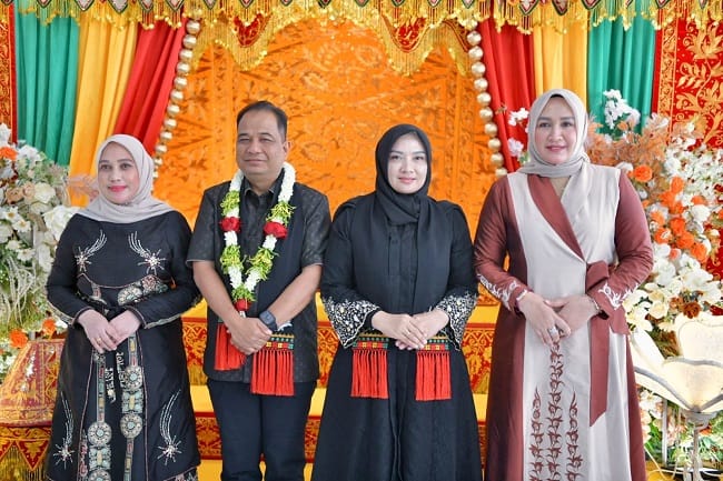 FOTO BERSAMA - Ketua TP PKK Aceh, Marlina Muzakir alias Kak Na, dan Ketua Dharma Wanita Persatuan Aceh, Malahayati, berfoto bersama dengan Kapolda Aceh yang baru, Irjen Pol Ruddi Setiawan, beserta Ketua Bhayangkari Polda Aceh, Sari Ruddi Setiawan, saat tiba di Bandara Internasional Sultan Iskandar Muda Blang Bintang, Minggu (5/7/2026). FOTO BERSAMA - Ketua TP PKK Aceh, Marlina Muzakir alias Kak Na, dan Ketua Dharma Wanita Persatuan Aceh, Malahayati, berfoto bersama dengan Kapolda Aceh yang baru, Irjen Pol Ruddi Setiawan, beserta Ketua Bhayangkari Polda Aceh, Sari Ruddi Setiawan, saat tiba di Bandara Internasional Sultan Iskandar Muda Blang Bintang, Minggu (5/7/2026).