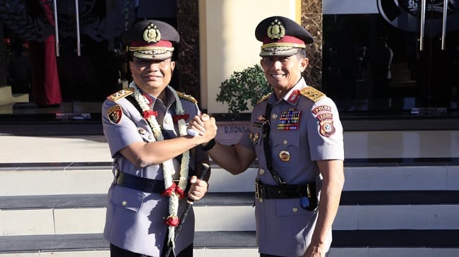 Kepolisian Daerah (Polda) Aceh menggelar upacara farewell parade dalam rangka serah terima jabatan (sertijab) Kapolda Aceh di Lapangan Mapolda Aceh, Senin (6/7/2026). Momentum tersebut ditandai dengan penyerahan Pataka Polda Aceh Kepolisian Daerah (Polda) Aceh menggelar upacara farewell parade dalam rangka serah terima jabatan (sertijab) Kapolda Aceh di Lapangan Mapolda Aceh, Senin (6/7/2026). Momentum tersebut ditandai dengan penyerahan Pataka Polda Aceh