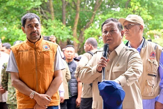 KEDEKATAN MUALEM DAN PRABOWO – Momen kedekatan Gubernur Aceh Muzakir Manaf (Mualem) dan Presiden RI Prabowo Subianto, saat meninjau lokasi terdampak bencana Aceh beberapa waktu lalu. KEDEKATAN MUALEM DAN PRABOWO – Momen kedekatan Gubernur Aceh Muzakir Manaf (Mualem) dan Presiden RI Prabowo Subianto, saat meninjau lokasi terdampak bencana Aceh beberapa waktu lalu.