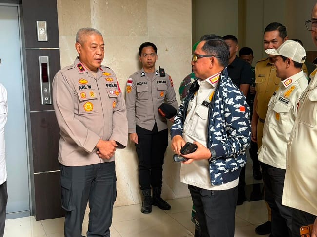 Wakapolda Aceh Brigjen Pol. Ari Wahyu Widodo, S.I.K., menyambut kedatangan Menteri Dalam Negeri (Mendagri) RI, Muhammad Tito Karnavian, beserta rombongan di VIP Room Bandara Internasional Sultan Iskandar Muda (SIM), Blang Bintang, Aceh Besar, Selasa (7/7/2026). ISTl