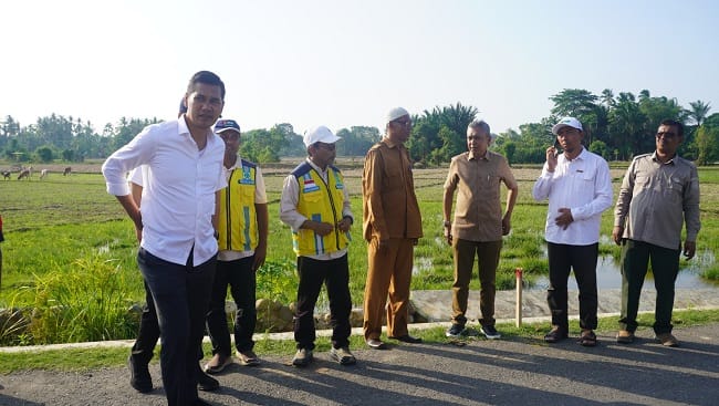 Sekda Aceh M. Nasir meninjau rehabilitasi lahan sawah terdampak bencana hidrometeorologi di Desa Matang Seupeng, Kecamatan Simpang Ulim, Aceh Timur, Senin, 6 Juli 2026. ( Foto: Humas Pemerintah Aceh). Sekda Aceh M. Nasir meninjau rehabilitasi lahan sawah terdampak bencana hidrometeorologi di Desa Matang Seupeng, Kecamatan Simpang Ulim, Aceh Timur, Senin, 6 Juli 2026. ( Foto: Humas Pemerintah Aceh).