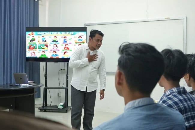 KELAS BAHASA TURKI — Sejumlah mahasiswa sedang mengikuti pelatihan bahasa Turki yang diselenggarakan UPT Pusat Pengembangan Bahasa UIN Ar-Raniry, Rabu (8/7/2026). KELAS BAHASA TURKI — Sejumlah mahasiswa sedang mengikuti pelatihan bahasa Turki yang diselenggarakan UPT Pusat Pengembangan Bahasa UIN Ar-Raniry, Rabu (8/7/2026).