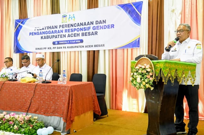 Asisten 1 Sekdakab Aceh Besar, Farhan AP menyampaikan sambutan sekaligus membuka Pelatihan Perencanaan dan Penganggaran Responsif Gender Kabupaten Aceh Besar di Gedung Dekranasda, Gampong Gani, Kecamatan Ingin Jaya, Rabu (08/07/2026). FOTO/MC ACEH BESAR