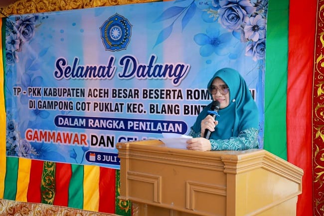 Wakil Ketua TP PKK Aceh Besar Hj Nurul Fazli SAg, menyampaikan sambutan saat meninjau proses penilaian Gammawar, di Kantor TP PKK Gampong Cot Puklat Kecamatan Blang Bintang, Rabu (8/7/2026). FOTO/MC ACEH BESAR Wakil Ketua TP PKK Aceh Besar Hj Nurul Fazli SAg, menyampaikan sambutan saat meninjau proses penilaian Gammawar, di Kantor TP PKK Gampong Cot Puklat Kecamatan Blang Bintang, Rabu (8/7/2026). FOTO/MC ACEH BESAR