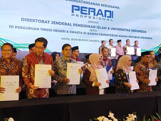 Rektor UIN Ar-Raniry Banda Aceh, Prof Dr Mujiburrahman, MAg (tengah, berbaju batik hitam) menunjukkan dokumen Perjanjian Kerja Sama usai penandatanganan kerja sama antara PERADI Profesional, Direktorat Jenderal Pendidikan Islam Kementerian Agama RI, Universitas Indonesia, dan 111 Perguruan Tinggi Keagamaan Islam (PTKI) di Hotel Borobudur, Jakarta, Rabu (8/7/2026). Rektor UIN Ar-Raniry Banda Aceh, Prof Dr Mujiburrahman, MAg (tengah, berbaju batik hitam) menunjukkan dokumen Perjanjian Kerja Sama usai penandatanganan kerja sama antara PERADI Profesional, Direktorat Jenderal Pendidikan Islam Kementerian Agama RI, Universitas Indonesia, dan 111 Perguruan Tinggi Keagamaan Islam (PTKI) di Hotel Borobudur, Jakarta, Rabu (8/7/2026).