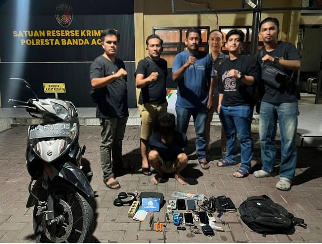 Tim Rimueng Koetaradja Satreskrim Polresta Banda Aceh mengamankan EY (32), residivis asal Aceh Selatan yang diduga melakukan serangkaian aksi pencurian dengan membongkar rumah warga di Banda Aceh dan Aceh Besar. Foto: Humas Polresta Banda Aceh, Kamis, 9 Juli 2026. Tim Rimueng Koetaradja Satreskrim Polresta Banda Aceh mengamankan EY (32), residivis asal Aceh Selatan yang diduga melakukan serangkaian aksi pencurian dengan membongkar rumah warga di Banda Aceh dan Aceh Besar. Foto: Humas Polresta Banda Aceh, Kamis, 9 Juli 2026.