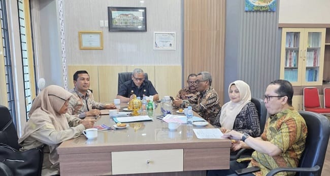 Suasana Rapat Koordinasi Progress Penanganan Pascabencana Lintas Sektor secara virtual di Ruang Sekda Aceh Besar, Kota Jantho, Kamis (9/7/2026). Rakor membahas percepatan pemulihan ekonomi masyarakat melalui sinergi pemerintah pusat dan daerah. FOTO/MC ACEH BESAR