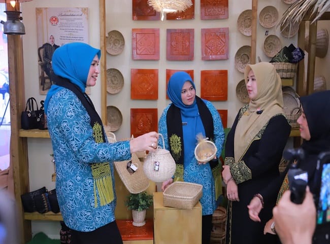 Ketua Dekranasda Aceh Besar Hj Rita Mayasari, berdialog dengan Ketua Dekranasda Aceh Ny Marlina Muzakir dan Wakil Ketua Dekranasda Aceh Ny Mukarramah Fadhlullah saat berkunjung ke Stand Dekranasda Aceh Besar pada ajang Pameran Kriya dan Wastra Dekranasda se-Indonesia, di Trans Studio Mall Makassar, Sulawesi Selatan, Kamis (9/7/2026). FOTO/ PROKOPIM PEMKAB ACEH BESAR Ketua Dekranasda Aceh Besar Hj Rita Mayasari, berdialog dengan Ketua Dekranasda Aceh Ny Marlina Muzakir dan Wakil Ketua Dekranasda Aceh Ny Mukarramah Fadhlullah saat berkunjung ke Stand Dekranasda Aceh Besar pada ajang Pameran Kriya dan Wastra Dekranasda se-Indonesia, di Trans Studio Mall Makassar, Sulawesi Selatan, Kamis (9/7/2026). FOTO/ PROKOPIM PEMKAB ACEH BESAR