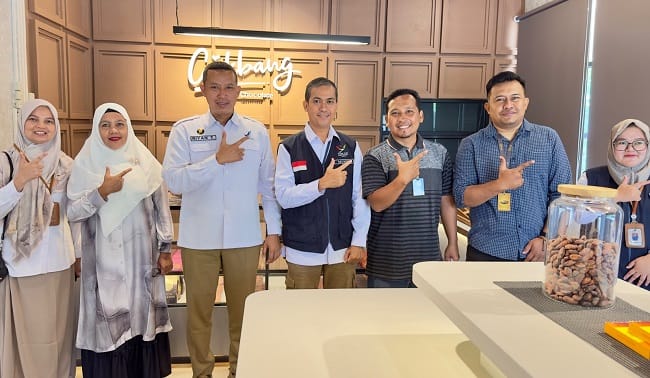 BERI PENDAMPINGAN - Kepala BBPOM Aceh, Riyanto dan tim memberikan pendampingan terhadap pelaku UMKM di Sabang, Rabu (8/7/2026).