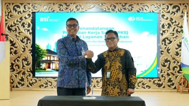 Komitmen ini ditandai melalui penandatangan Perjanjian Kerjasama BSI dan BPJS Ketenagakerjaan mengenai Manfaat Layanan Tambahan Perumahan untuk pekerja penerima upah yang dilakukan oleh Direktur Utama BSI Anggoro Eko Cahyo (kiri) dan Direktur Utama BPJS Ketenagakerjaan Saiful Hidayat (kanan) di Jakarta. FOTO/Humas BSI