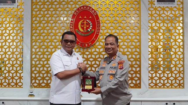 Kapolda Aceh Irjen Pol. Rudi Setiawan bersilaturahmi dengan Kepala Kejaksaan Tinggi Aceh, Yudi Triadi, dalam rangka memperkuat sinergi dan koordinasi penegakan hukum di Provinsi Aceh. Foto: Dok. Istimewa Kapolda Aceh Irjen Pol. Rudi Setiawan bersilaturahmi dengan Kepala Kejaksaan Tinggi Aceh, Yudi Triadi, dalam rangka memperkuat sinergi dan koordinasi penegakan hukum di Provinsi Aceh. Foto: Dok. Istimewa