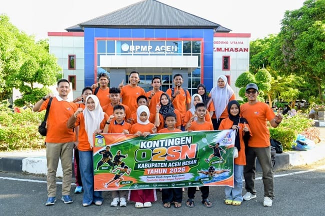 Sekdisdikbud Aceh Besar, Fahrurrazi SE foto bersama Kontingen O2SN Aceh Besar, di halaman Gedung BPMP ACEH, Gampong Niron, Kecamatan Sukamakmur, Acwh Besar, Jumat (10/7/2026). FOTO/ MC ACEH BESAR Sekdisdikbud Aceh Besar, Fahrurrazi SE foto bersama Kontingen O2SN Aceh Besar, di halaman Gedung BPMP ACEH, Gampong Niron, Kecamatan Sukamakmur, Acwh Besar, Jumat (10/7/2026). FOTO/ MC ACEH BESAR
