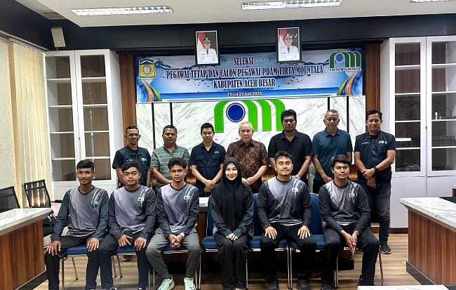 Plt Dirut Perumda Tirta Mountala Aceh Besar Ir. Yusmadi MM foto bersama peserta pelatihan kompetensi SPAM, di Aula Kantor Pusat Operasional Perumda Tirta Mountala, Siron, Sabtu (11/7/2026). FOTO/MC ACEH BESAR Plt Dirut Perumda Tirta Mountala Aceh Besar Ir. Yusmadi MM foto bersama peserta pelatihan kompetensi SPAM, di Aula Kantor Pusat Operasional Perumda Tirta Mountala, Siron, Sabtu (11/7/2026). FOTO/MC ACEH BESAR