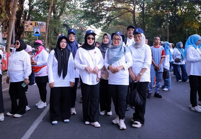 Foto bersama pada pelaksanaan Jalan Sehat Anti Mager dalam rangka HKG PKK Nasional ke-54 Tahun 2026, di depan Rumah Jabatan Gubernur Sulawesi Selatan, Kota Makassar, Sabtu (11/7/2026). PROKOPIM PEMKAB ACEH BESAR Foto bersama pada pelaksanaan Jalan Sehat Anti Mager dalam rangka HKG PKK Nasional ke-54 Tahun 2026, di depan Rumah Jabatan Gubernur Sulawesi Selatan, Kota Makassar, Sabtu (11/7/2026). PROKOPIM PEMKAB ACEH BESAR