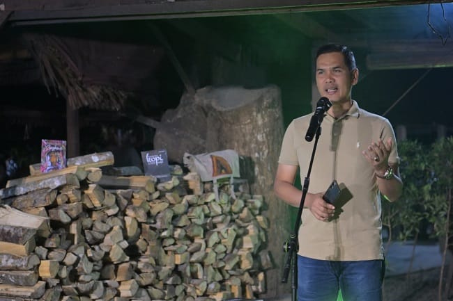 BACA PUISI - Sekda Aceh M Nasir dalam acara Puitika Kopi di Kedai Kopi Cut Ayah, Pango, Banda Aceh, Jumat (10/7/2026).