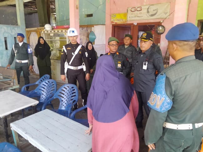 Petugas Satpol PP dan WH Aceh Besar melakukan pengawasan penerapan Syariat Islam di kawasan Pemandian Mata Ie, Kecamatan Darul Imarah, Kabupaten Aceh Besar, Minggu (12/7/2026). FOTO/ MC ACEH BESAR LAKUKAN PENGAWASAN - Petugas Satpol PP dan WH Aceh Besar melakukan pengawasan penerapan Syariat Islam di kawasan Pemandian Mata Ie, Kecamatan Darul Imarah, Kabupaten Aceh Besar, Minggu (12/7/2026). Petugas Satpol PP dan WH Aceh Besar melakukan pengawasan penerapan Syariat Islam di kawasan Pemandian Mata Ie, Kecamatan Darul Imarah, Kabupaten Aceh Besar, Minggu (12/7/2026). FOTO/ MC ACEH BESAR