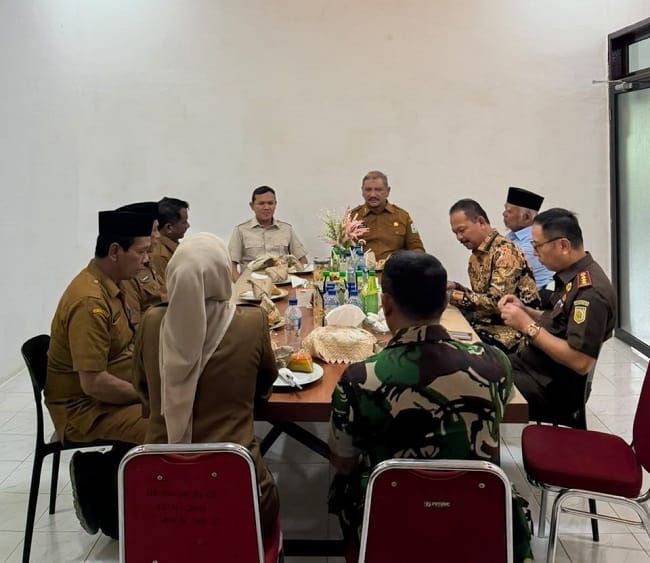 PIMPIN RAPAT — Wagub Aceh, Fadhlullah, memimpin rapat koordinasi percepatan rehabilitasi dan rekonstruksi pascabencana bersama Bupati Aceh Tamiang di Kantor Koramil 08/Rantau, Kabupaten Aceh Tamiang, Senin (13/7/2026).