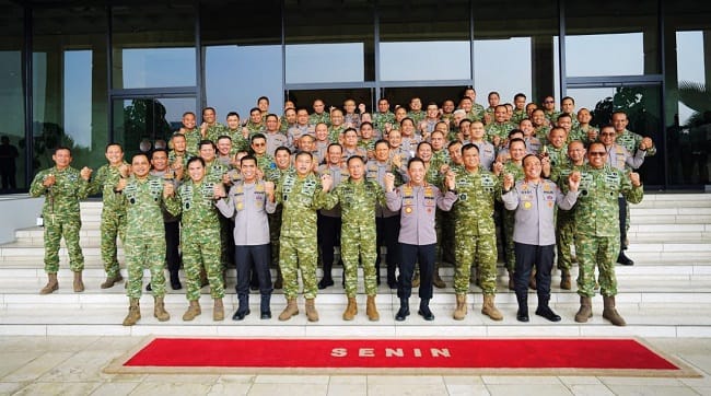 : Kapolri Jenderal Listyo Sigit Prabowo bersama jajaran Pejabat Utama (PJU) Mabes Polri melakukan silaturahmi dengan Panglima TNI Jenderal Agus Subiyanto di Mabes TNI, Cilangkap, Jakarta Timur, Senin (13/7/2026). (Foto: Dok. Divhumas Polri)