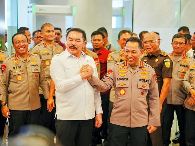 Kapolri Jenderal Polisi Listyo Sigit Prabowo berjabat tangan dengan Jaksa Agung Sanitiar Burhanuddin usai pertemuan di Gedung Kejaksaan Agung, Jakarta Selatan, Senin, 13 Juli 2026 (Foto: Dokumentasi/Humas Polri)