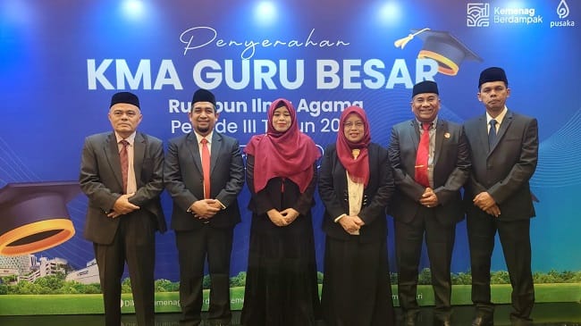 Menteri Agama RI Prof. Dr. Nasaruddin Umar, MA menyerahkan Keputusan Menteri Agama (KMA) tentang Penetapan Guru Besar kepada enam dosen UIN Ar-Raniry Banda Aceh dalam seremoni di Hotel Grand Mercure Harmoni, Jakarta Pusat, Senin (13/7/2026). Menteri Agama RI Prof. Dr. Nasaruddin Umar, MA menyerahkan Keputusan Menteri Agama (KMA) tentang Penetapan Guru Besar kepada enam dosen UIN Ar-Raniry Banda Aceh dalam seremoni di Hotel Grand Mercure Harmoni, Jakarta Pusat, Senin (13/7/2026).