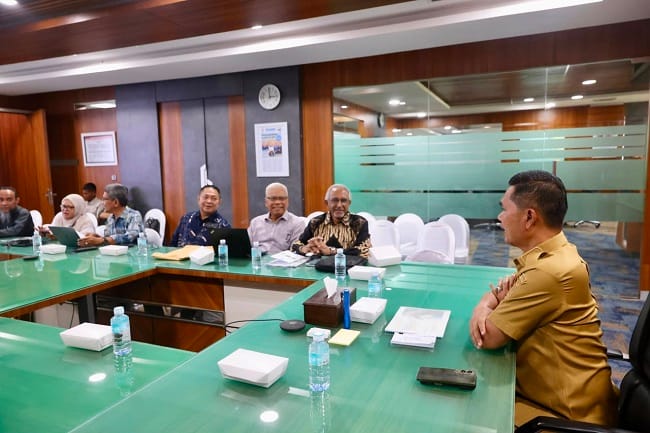 Sekda Aceh M. Nasir Syamaun menerima perwakilan PT Indoasia Oiltank Terminal bersama mitra dari Teknik Kimia USK di Kantor Gubernur Aceh, Senin (13/7/2026). Pertemuan membahas peluang investasi hilirisasi gas Blok Andaman di KEK Arun Lhokseumawe. Sekda Aceh M. Nasir Syamaun menerima perwakilan PT Indoasia Oiltank Terminal bersama mitra dari Teknik Kimia USK di Kantor Gubernur Aceh, Senin (13/7/2026). Pertemuan membahas peluang investasi hilirisasi gas Blok Andaman di KEK Arun Lhokseumawe.