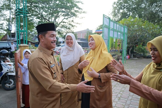 Wakil Bupati Aceh Besar, Drs. Syukri A. Jalil, bersama Kepala Badan Kepegawaian dan Pengembangan Sumber Daya Manusia (BKPSDM) Kabupaten Aceh Besar, Drs. Asnawi, M.Si., Camat Blang Bintang, Subhan, SE, MM, serta Ketua PGRI Aceh Besar mengikuti upacara saat melakukan Monev MPLS di SDN Blang Bintang, Kecamatan Blang Bintang, Senin (13/7/2026). FOTO/MC ACEH BESAR