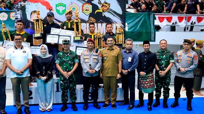 PENCAK SILAT - Pangdam IM, Mayjen TNI Joko Hadi Susilo bersama Kapolda Aceh Irjen Pol Ruddi Setiawan, dan Ketua IPSI Aceh Salmawati foto bersama usai pembagian hadiah kepada juara umum Open Tournament Pencak Silat Piala Pangdam IM 2026 di GOR KONI Aceh, Banda Aceh, Senin (13/7/2026). PENCAK SILAT - Pangdam IM, Mayjen TNI Joko Hadi Susilo bersama Kapolda Aceh Irjen Pol Ruddi Setiawan, dan Ketua IPSI Aceh Salmawati foto bersama usai pembagian hadiah kepada juara umum Open Tournament Pencak Silat Piala Pangdam IM 2026 di GOR KONI Aceh, Banda Aceh, Senin (13/7/2026).