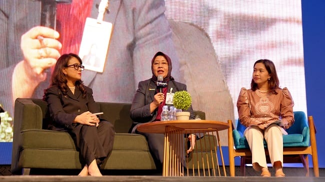 SEVP Operations BSI Ana Nurul Khayati (tengah) saat pemaparan Panel discussion: Customer Experience for All pada acara MRInsight Inclusive CX Seminar 20206 di Menara Kuningan Ballroom Jakarta, Senin (13/7). SEVP Operations BSI Ana Nurul Khayati (tengah) saat pemaparan Panel discussion: Customer Experience for All pada acara MRInsight Inclusive CX Seminar 20206 di Menara Kuningan Ballroom Jakarta, Senin (13/7).