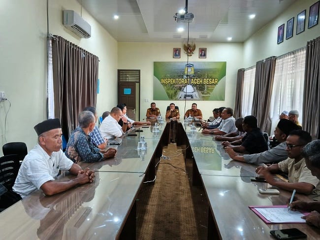 Forum Keuchik Kecamatan Lhoknga melakukan audiensi dengan Kepala Inspektorat Aceh Besar, Muharrir Al Agshar, SE, M.Ec.Dev, di Kantor Inspektorat Aceh Besar, Kota Jantho, Senin (13/07/2026).