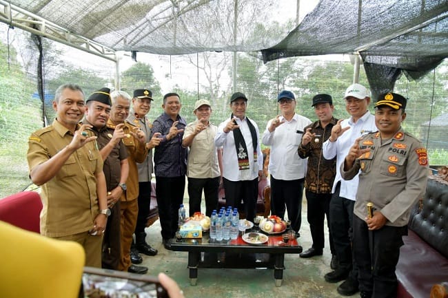 TINJAU LOKASI PEMBIBITAN KOPI – Menteri Pertanian Republik Indonesia (Mentan RI), Andi Amran Sulaiman, saat meninjau lokasi produksi benih kopi arabika di Kecamatan Pintu Rime Gayo, Kabupaten Bener Meriah, Selasa (14/7/2026). TINJAU LOKASI PEMBIBITAN KOPI – Menteri Pertanian Republik Indonesia (Mentan RI), Andi Amran Sulaiman, saat meninjau lokasi produksi benih kopi arabika di Kecamatan Pintu Rime Gayo, Kabupaten Bener Meriah, Selasa (14/7/2026).