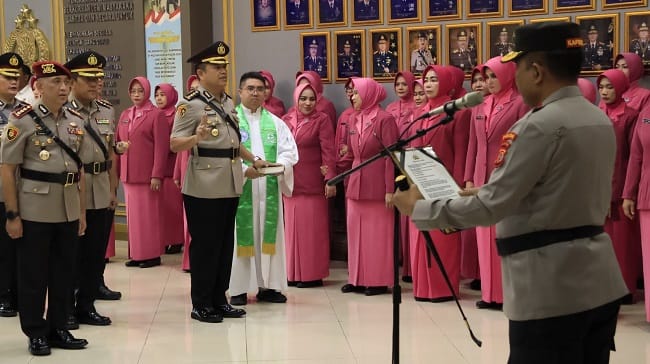 KAPOLDA PIMPIN SERTIJAB – Kapolda Aceh Irjen Pol. Ruddi Setiawan memimpin upacara serah terima jabatan (sertijab) tujuh pejabat utama (PJU) dan sembilan kapolres di jajaran Polda Aceh. Prosesi yang berlangsung di Lobi Mapolda Aceh, Rabu (15/7/2026).(HUMAS POLDA ACEH) KAPOLDA PIMPIN SERTIJAB – Kapolda Aceh Irjen Pol. Ruddi Setiawan memimpin upacara serah terima jabatan (sertijab) tujuh pejabat utama (PJU) dan sembilan kapolres di jajaran Polda Aceh. Prosesi yang berlangsung di Lobi Mapolda Aceh, Rabu (15/7/2026).(HUMAS POLDA ACEH)