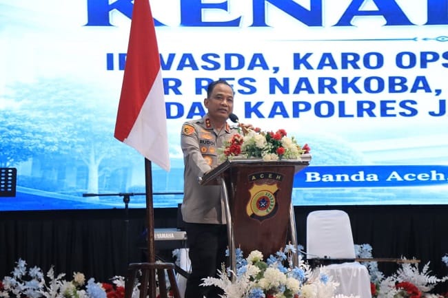 SAMPAIKAN SAMBUTAN — Kapolda Aceh Irjen Pol Ruddi Setiawan menyampaikan sambutan saat acara ramah tamah usai serah terima jabatan (sertijab) Pejabat Utama dan Kapolres jajaran Polda Aceh di Gedung Presisi Polda Aceh, Rabu (15/7/2026). SAMPAIKAN SAMBUTAN — Kapolda Aceh Irjen Pol Ruddi Setiawan menyampaikan sambutan saat acara ramah tamah usai serah terima jabatan (sertijab) Pejabat Utama dan Kapolres jajaran Polda Aceh di Gedung Presisi Polda Aceh, Rabu (15/7/2026).