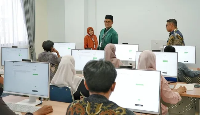 MONITORING – Wakil Rektor Bidang Akademik dan Kelembagaan UIN Ar-Raniry, Prof Muhammad Yasir Yusuf, saat melakukan monitoring dan evaluasi pelaksanaan ujian PMB Reguler SSE di kampus tersebut, Rabu (15/7/2026). MONITORING – Wakil Rektor Bidang Akademik dan Kelembagaan UIN Ar-Raniry, Prof Muhammad Yasir Yusuf, saat melakukan monitoring dan evaluasi pelaksanaan ujian PMB Reguler SSE di kampus tersebut, Rabu (15/7/2026).