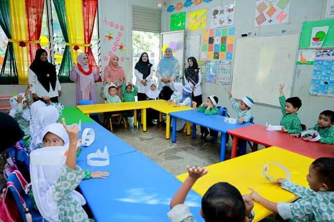 Ketua Pokja Bunda PAUD Aceh Besar Hj Nurul Fazli SAg, memberi motivasi pada murid SD Negeri Sibreh di Kecamatan Sukamakmur, Kabupaten Aceh Besar, Rabu (15/7/2026). FOTO/ MC ACEH BESAR