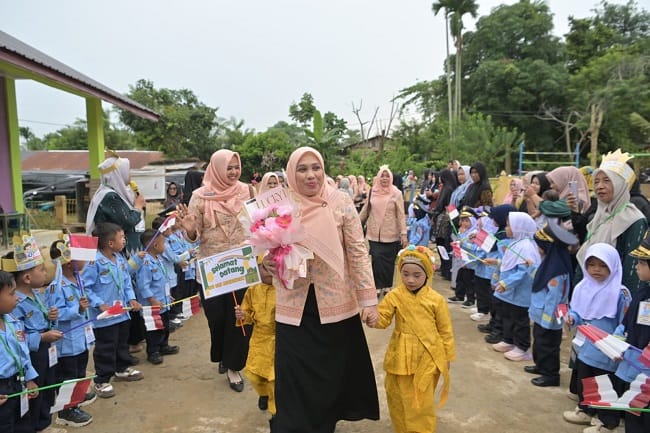 Ketua DWP Aceh, Malahayati M. Nasir, menyapa dan memberikan motivasi kepada siswa saat penyaluran bantuan perlengkapan sekolah bagi anak-anak terdampak banjir di Kabupaten Aceh Tamiang, Selasa (14/7/2026). Ketua DWP Aceh, Malahayati M. Nasir, menyapa dan memberikan motivasi kepada siswa saat penyaluran bantuan perlengkapan sekolah bagi anak-anak terdampak banjir di Kabupaten Aceh Tamiang, Selasa (14/7/2026).